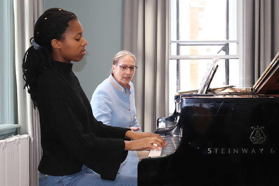 Jeneba Kanneh-Mason in a 1:1 lesson with RCM Head of Keyboard Professor Vanessa Latarche